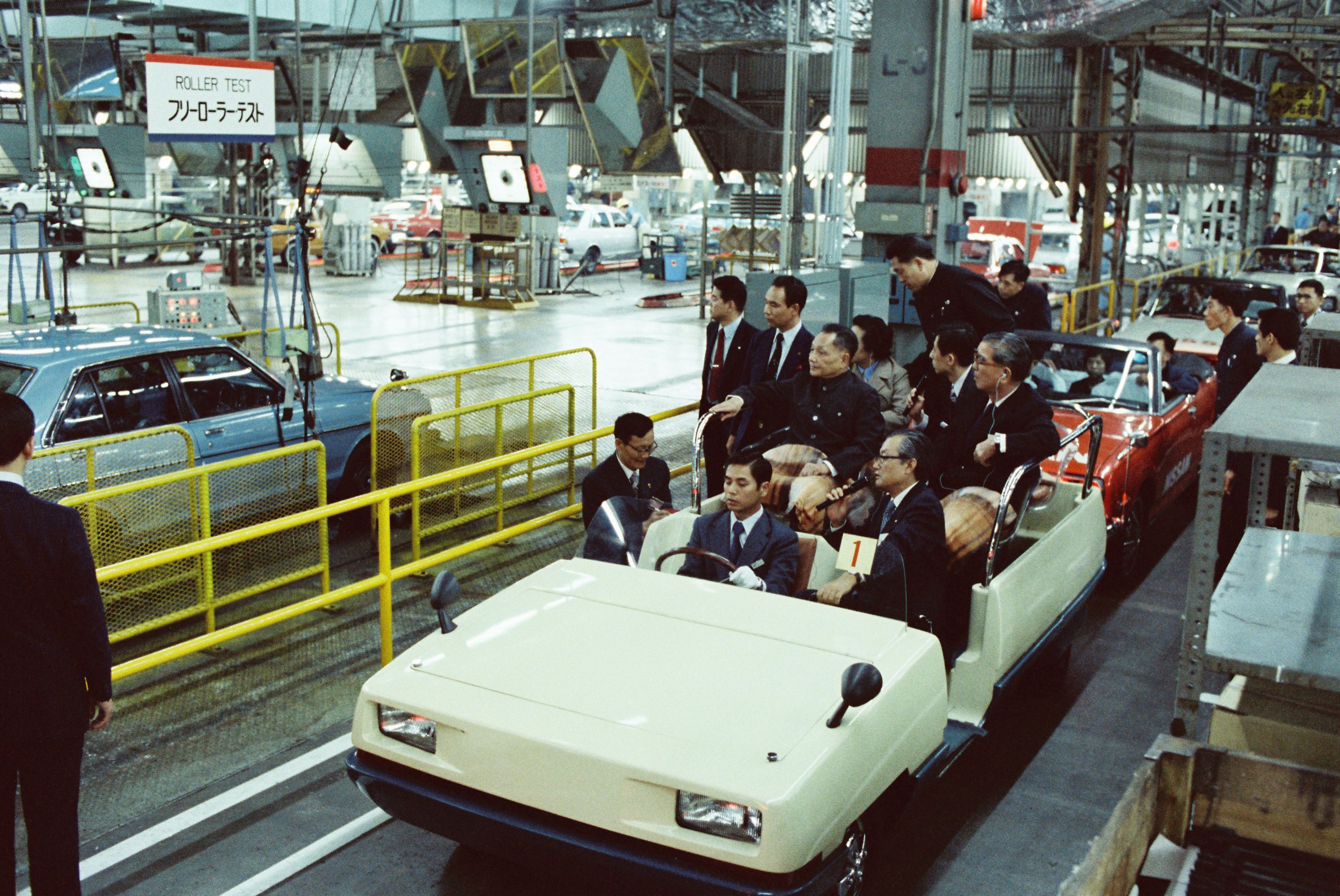 時(shí)任中國(guó)國(guó)務(wù)院副總理鄧小平參觀日產(chǎn)汽車(chē)工廠